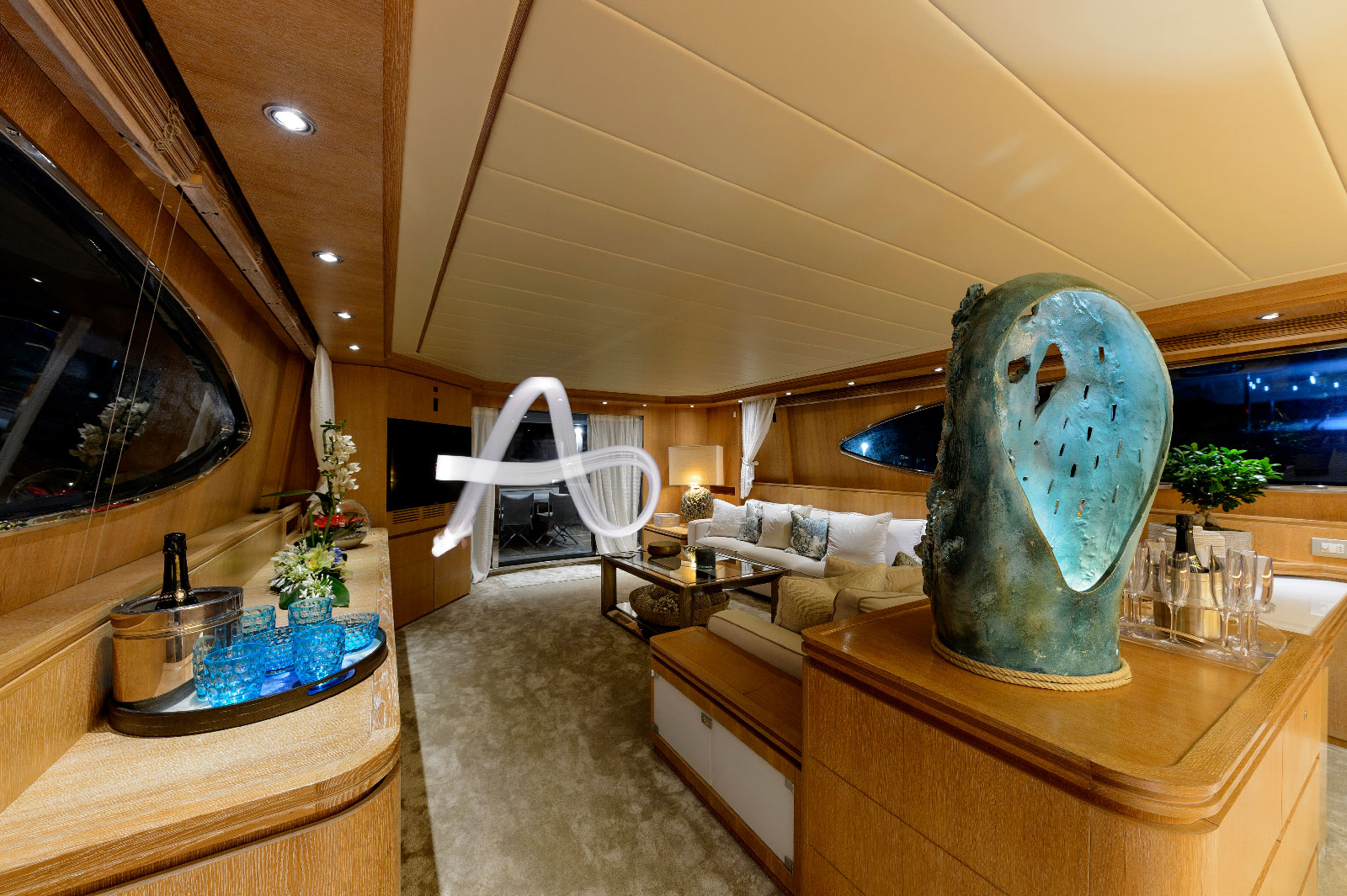 https://www.amayayacht.com/wp-content/uploads/2018/08/Lounge-Area-Amaya.jpg