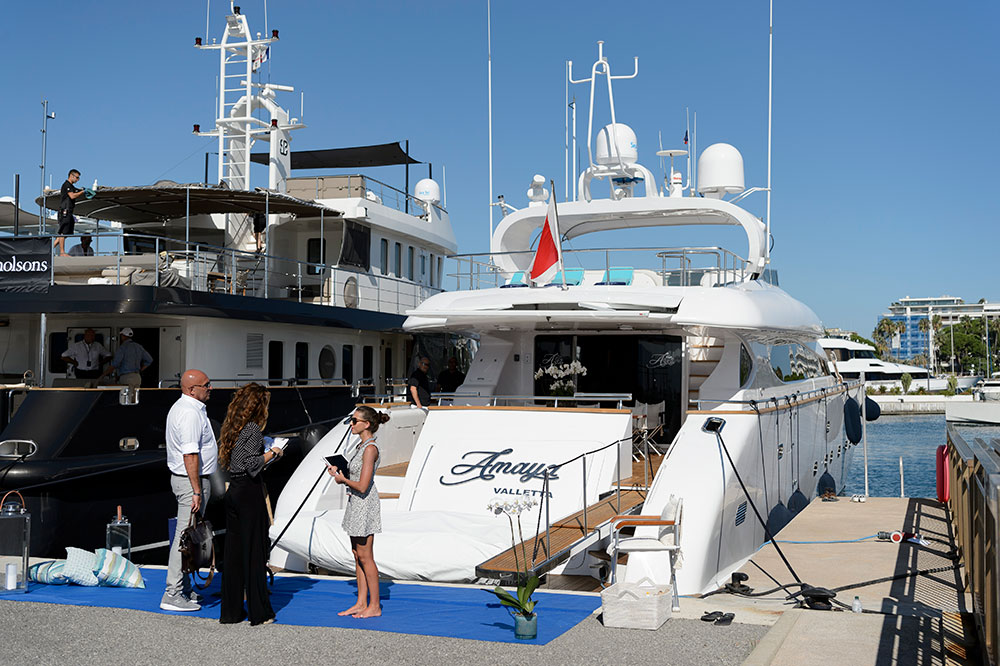 https://www.amayayacht.com/wp-content/uploads/2019/01/contact-broker.jpg